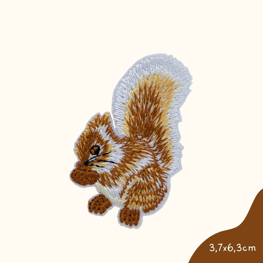 Funkey Monkey Bügelbild – Eichhörnchen mit Nuss, ideal zur kreativen und niedlichen Gestaltung von Kinderkleidung mit einem verspielten Design.