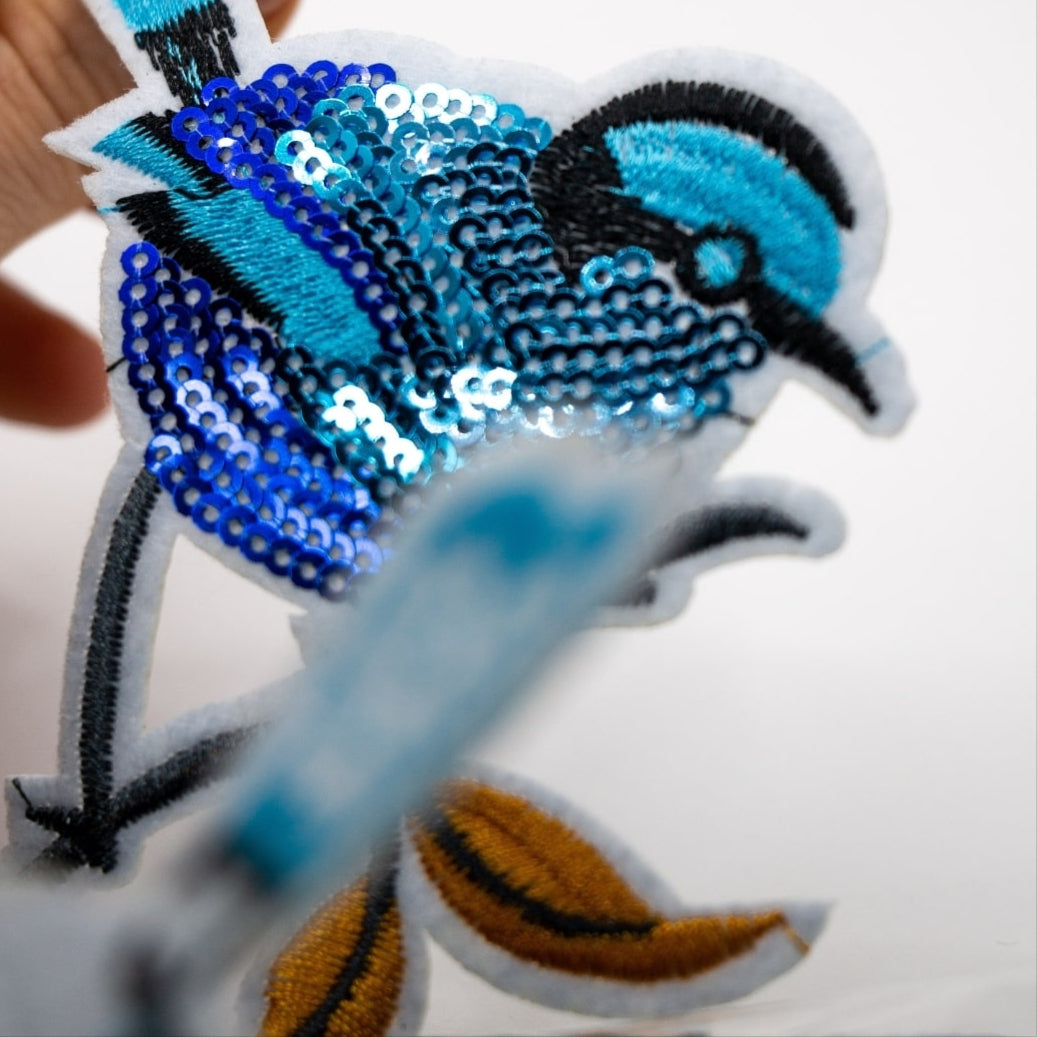 Bügelbild für Kinder von Funkey Monkey – schimmernder blauer Vogel mit glitzernden Pailletten, perfekt zur individuellen Gestaltung von Kleidung
