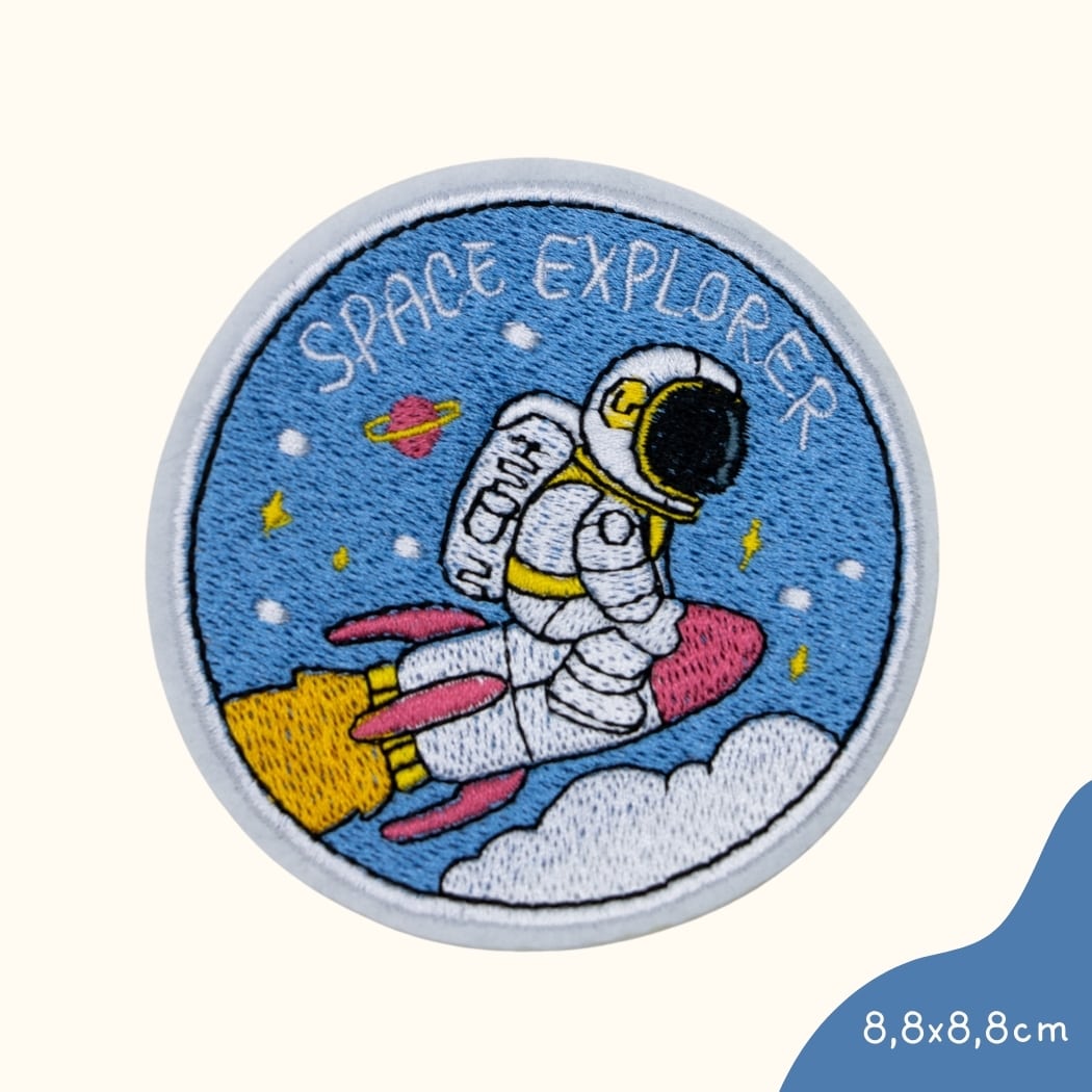 Bügelbild für Kinder von Funkey Monkey – Astronaut auf einer Rakete im Weltall mit funkelnden Sternen, ideal zur individuellen Gestaltung von Kleidung