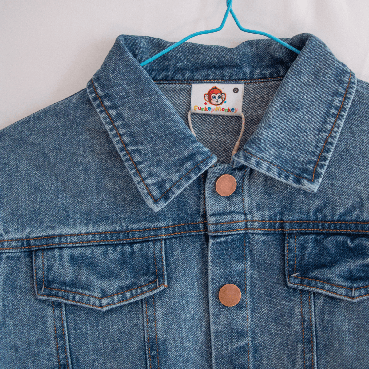 Coole dunkelblaue Jeansjacke als stylisches Statement für Kinder – modern und alltagstauglich.