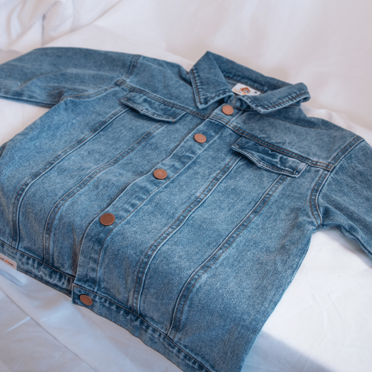 Coole dunkelblaue Jeansjacke als stylisches Statement für Kinder – modern und alltagstauglich.