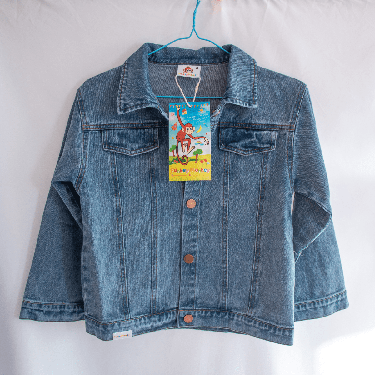 Dunkelblaue Jeansjacke im angesagten Oversized-Look – perfekt für Jungen & Mädchen.