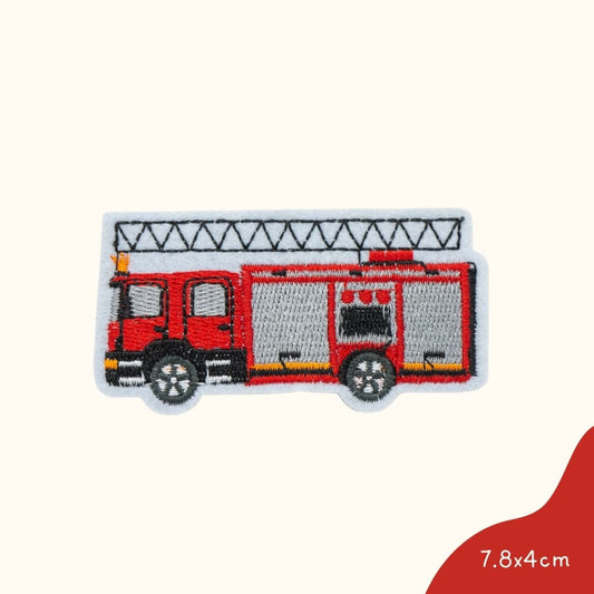 Bügelbild für Kinder von Funkey Monkey – rotes Feuerwehrauto mit Blaulicht und Leiter, perfekt zur individuellen Gestaltung von Kleidung
