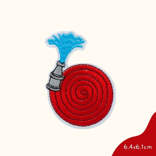 Bügelbild für Kinder von Funkey Monkey – aufgerollter Feuerwehrschlauch mit Wasserdüse, perfekt zur individuellen Gestaltung von Kleidung