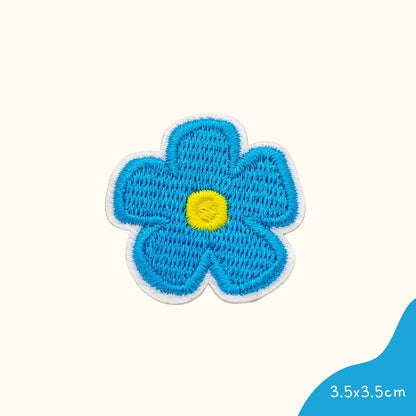 Funkey Monkey Bügelbild – Kleine Blaue Blume, ideal zur kreativen und festlichen Gestaltung von Kinderkleidung.