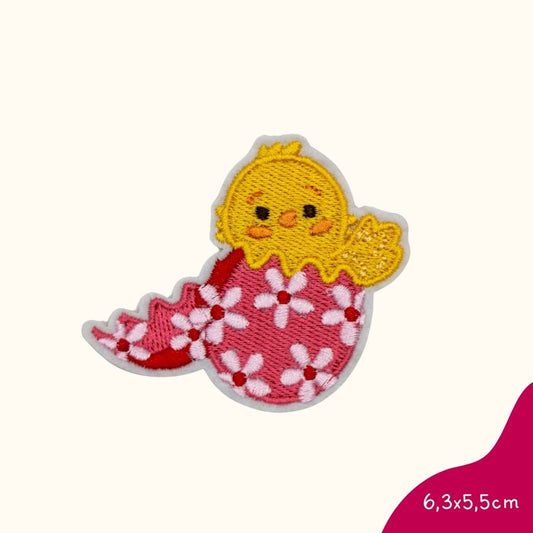 Bügelbild für Kinder von Funkey Monkey – niedliches Küken schlüpft aus einem Osterei, perfekt zur individuellen Gestaltung von Kleidung

