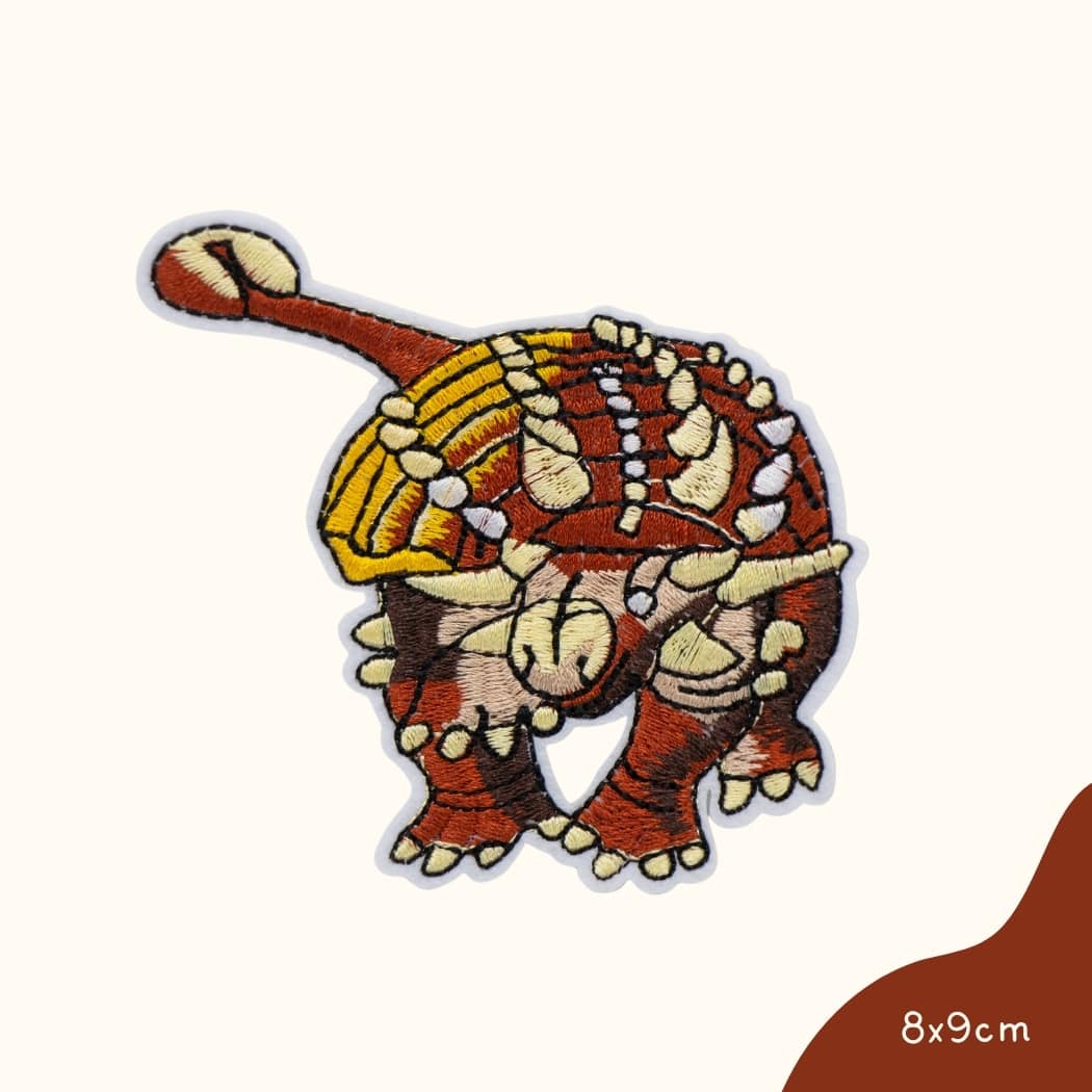 Funkey Monkey Bügelbild – Panzer Dinosaurier braun, perfekt zur kreativen Gestaltung von Kinderkleidung mit einem robusten Dinosaurier-Design.