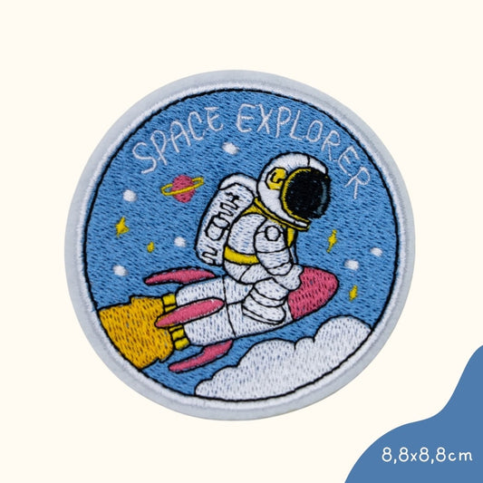Bügelbild für Kinder von Funkey Monkey – Astronaut auf einer Rakete im Weltall mit funkelnden Sternen, ideal zur individuellen Gestaltung von Kleidung